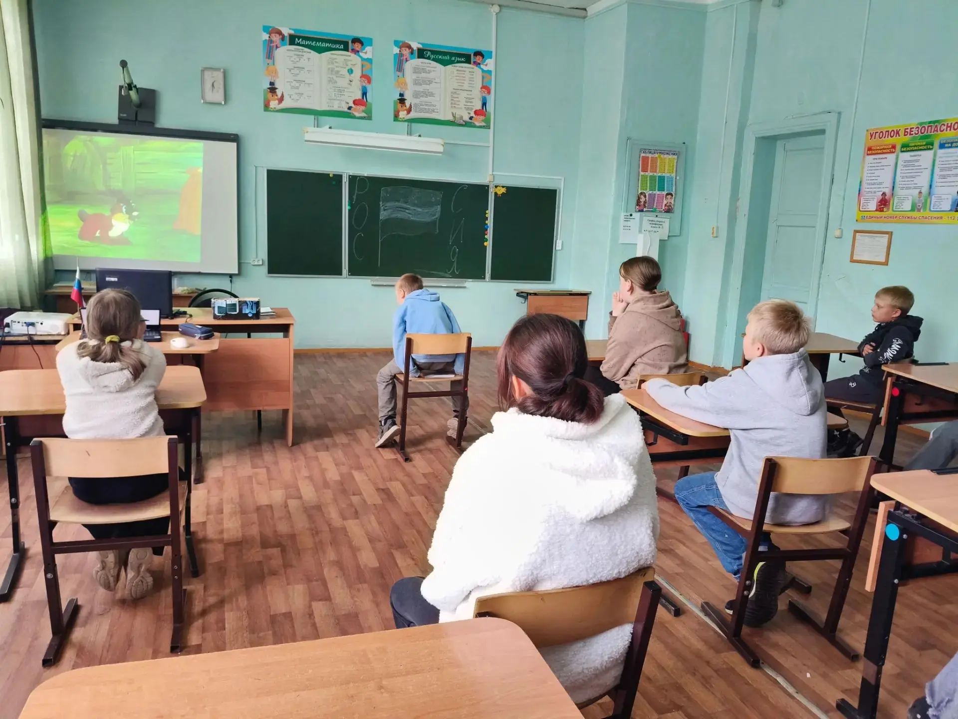 Не смотря на дождь за окном, погода в лагере с дневным пребыванием отличная. После заря...