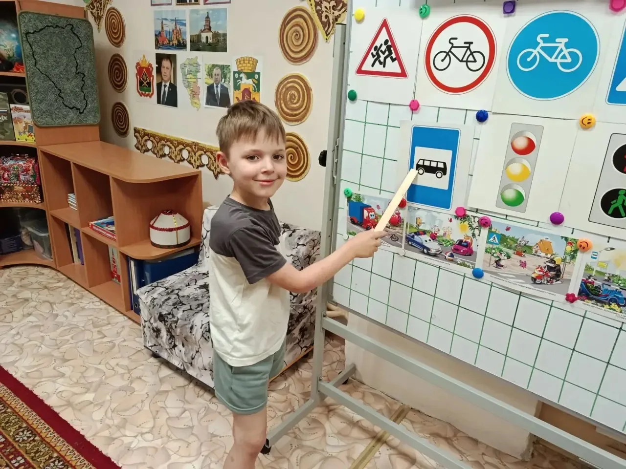 🚦На тематической неделе по безопасности ребята из старших групп «Фантазеры» и «Знайки» приняли учас