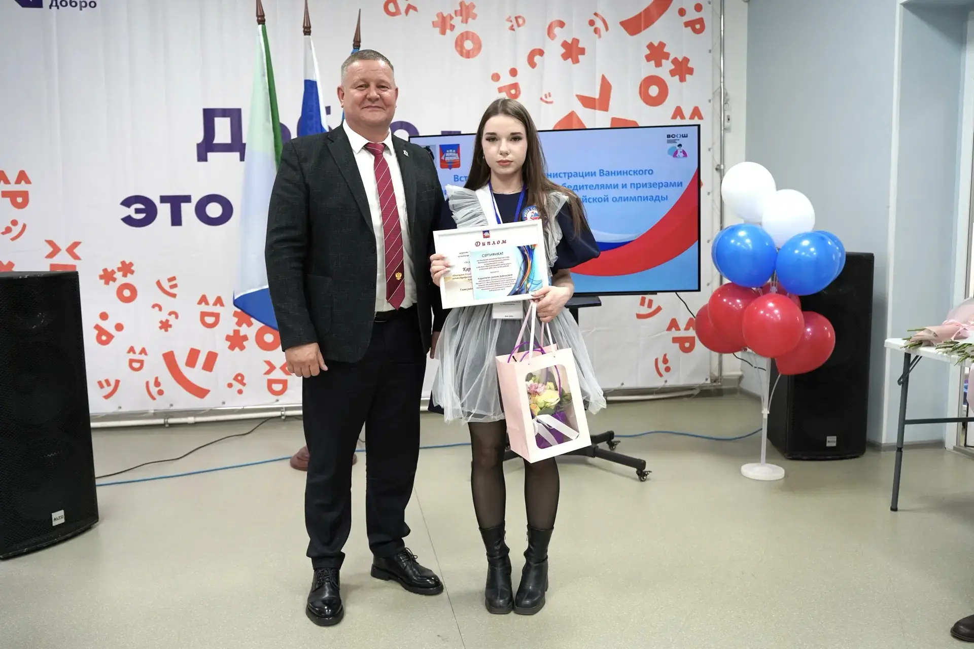 🏆 Наши на районном уровне: гордость школы и района!

18 мая глава Ванинского района Алексей Михайло