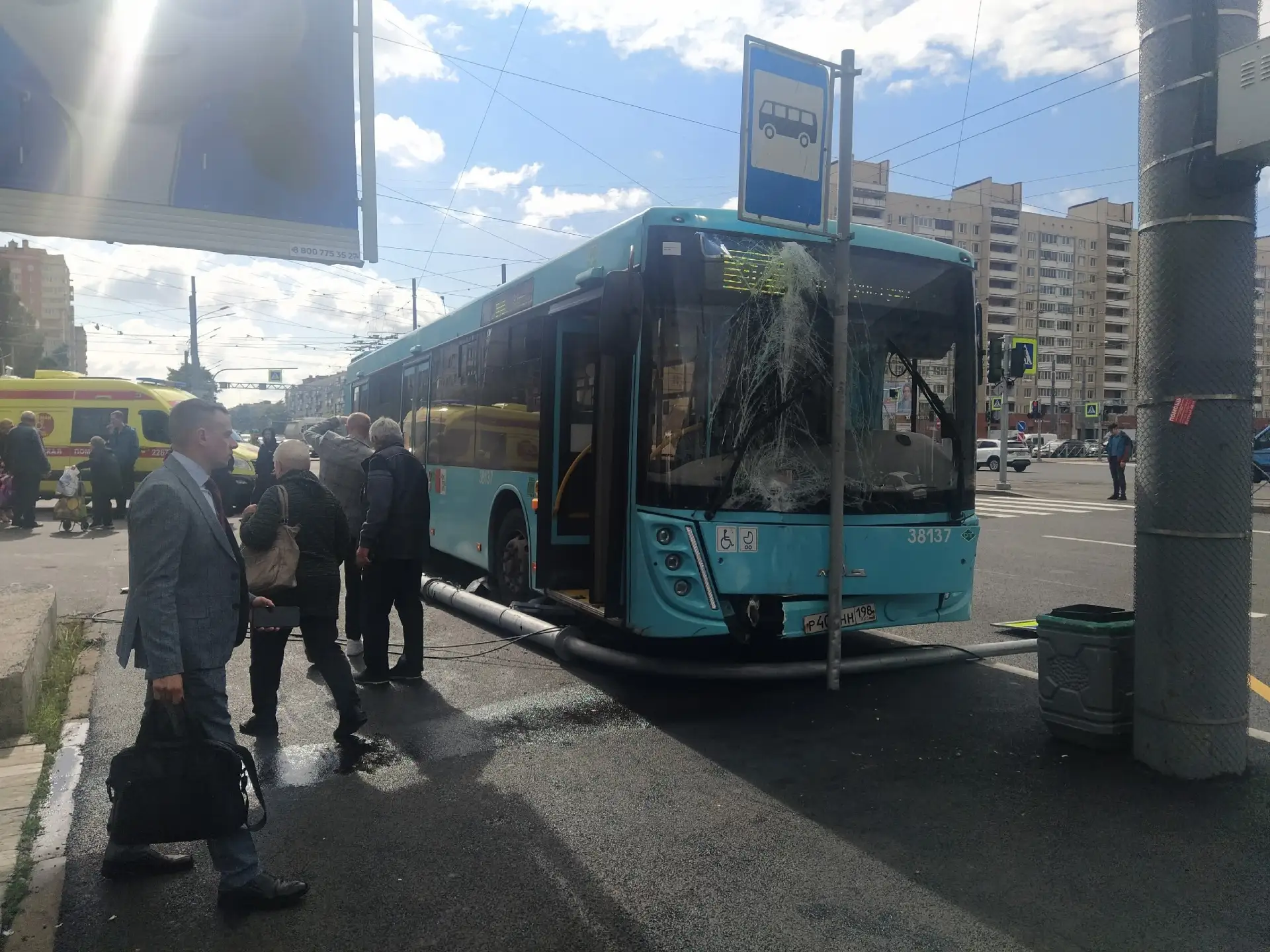 На перекрестке проспектов Просвещения и Светлановского автобус наехал на пешеходов. Вод...