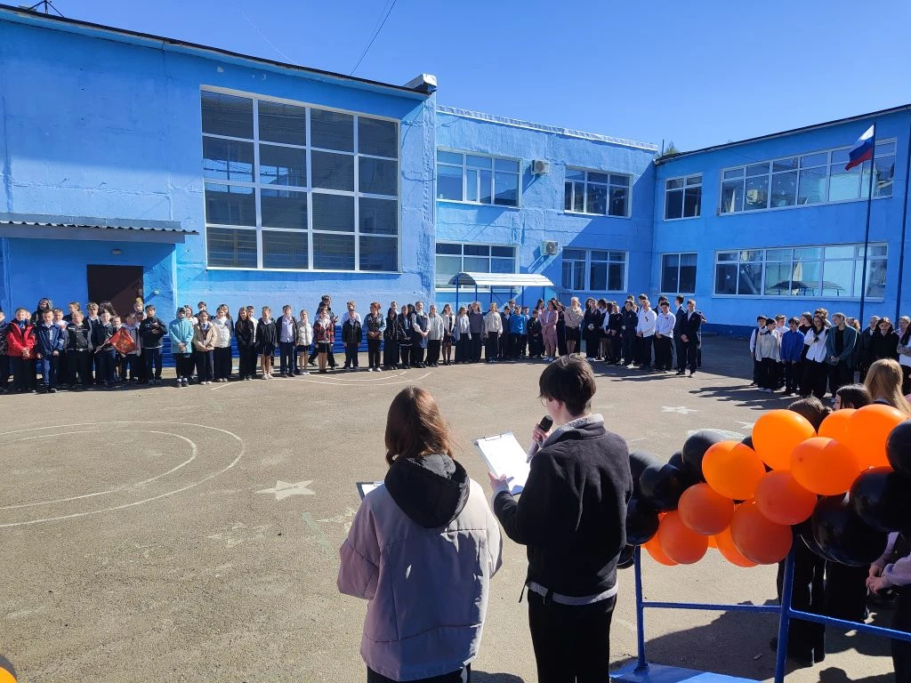 Сегодня в нашей школе прошли торжественные линейки, посвященные 81-й годовщине Великой Победы. Это с
