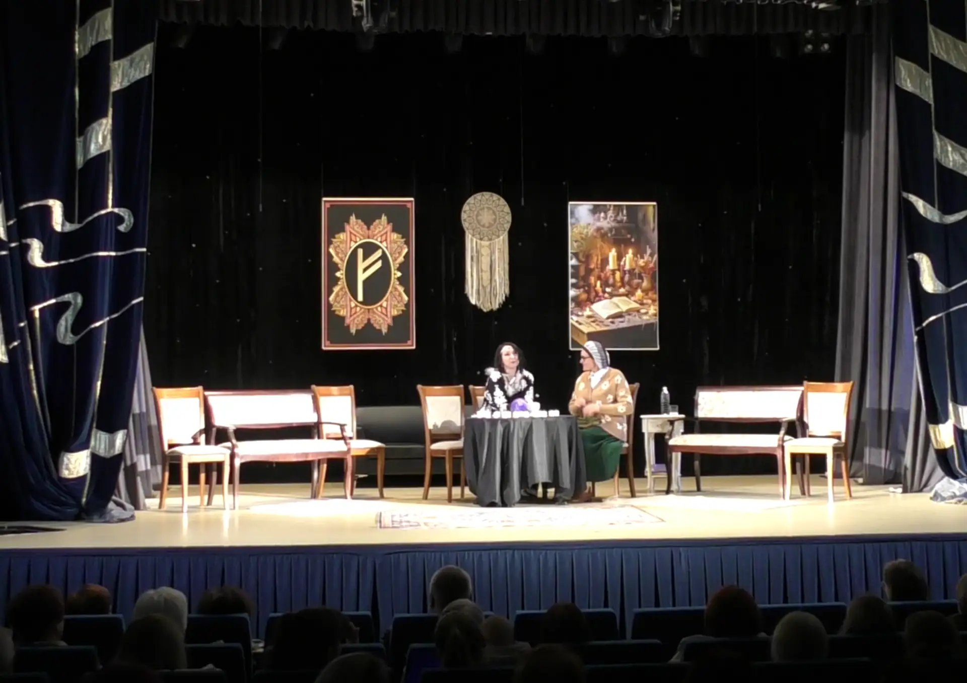 🎭 Театральная студия «Продвижение» представила комедию «Ведунья»

На сцене Районного Дома культуры 