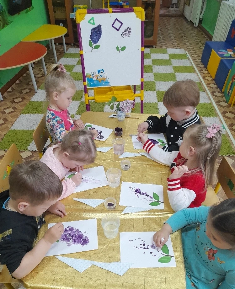 🎨 В младшей группе сегодня творили по-новому!