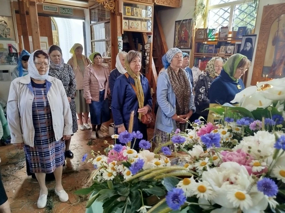 Божественная литургия 1 июня 2026 года, в день Святого Духа, в храме во имя Святителя Л...