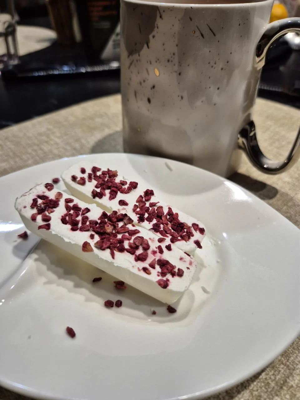 "Конфетки" от подписчицы🥰
#десерт #рецептотподписчика

🔹250 маскарпоне, 
🔹20 грамм кокосового мас