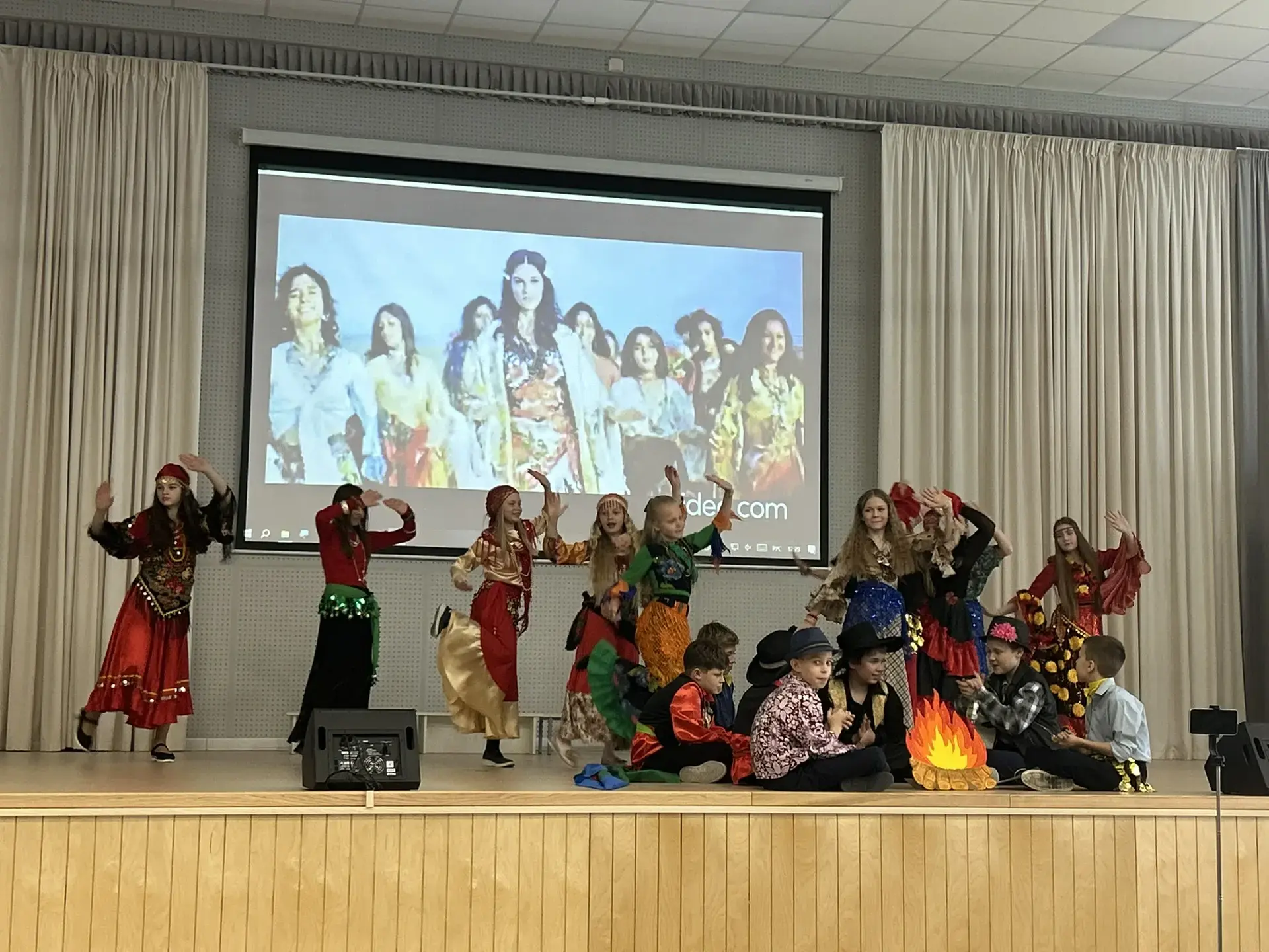 ✨ Завершающий аккорд начальной школы на фестивале «В дружбе народов — единство России»! ✨  Ярким фин
