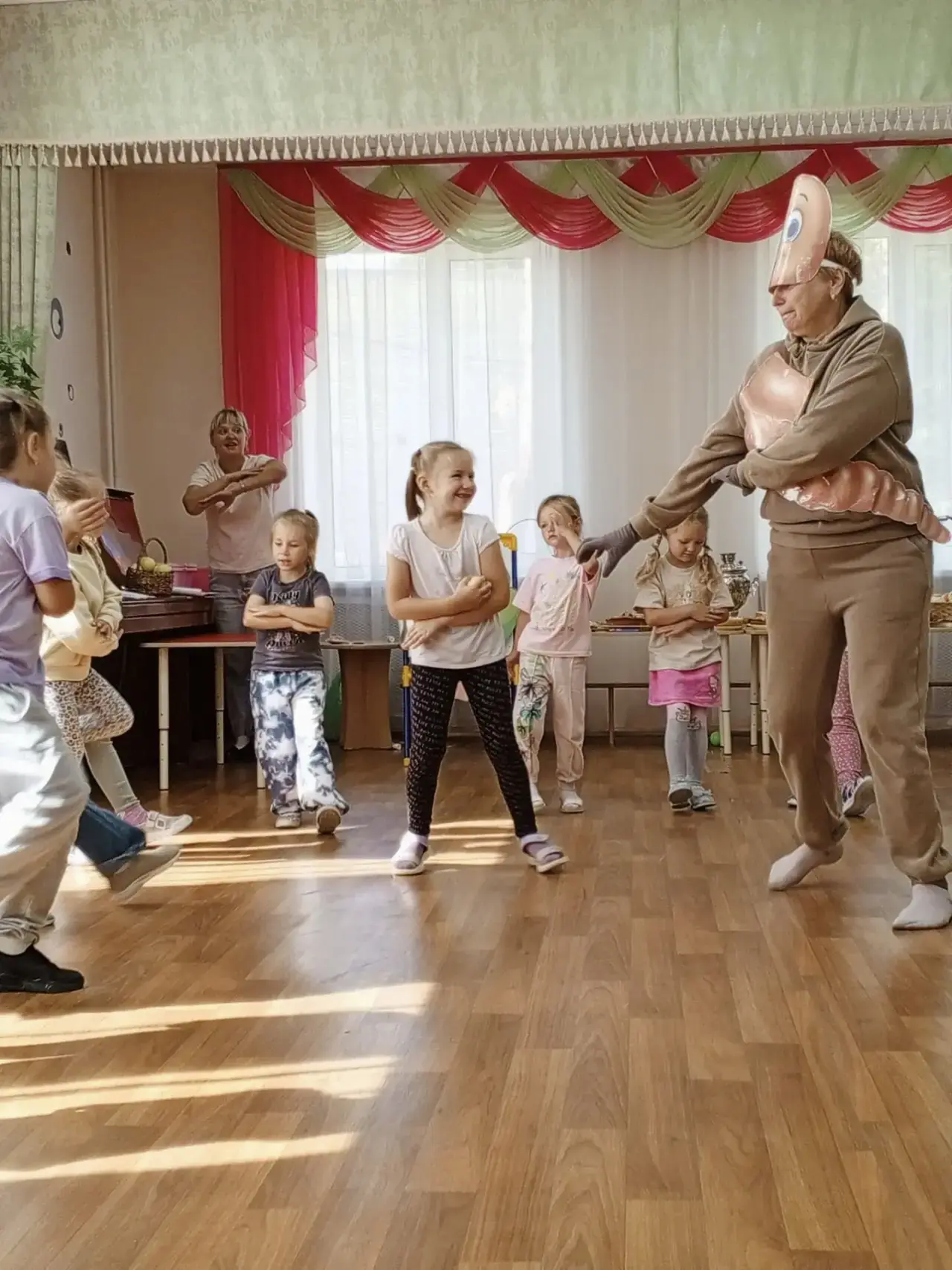 Сколько радости и яблок в одном дне! Наши «Ромашки» 🌼 и «Солнышки» ☀️ весело встретили...