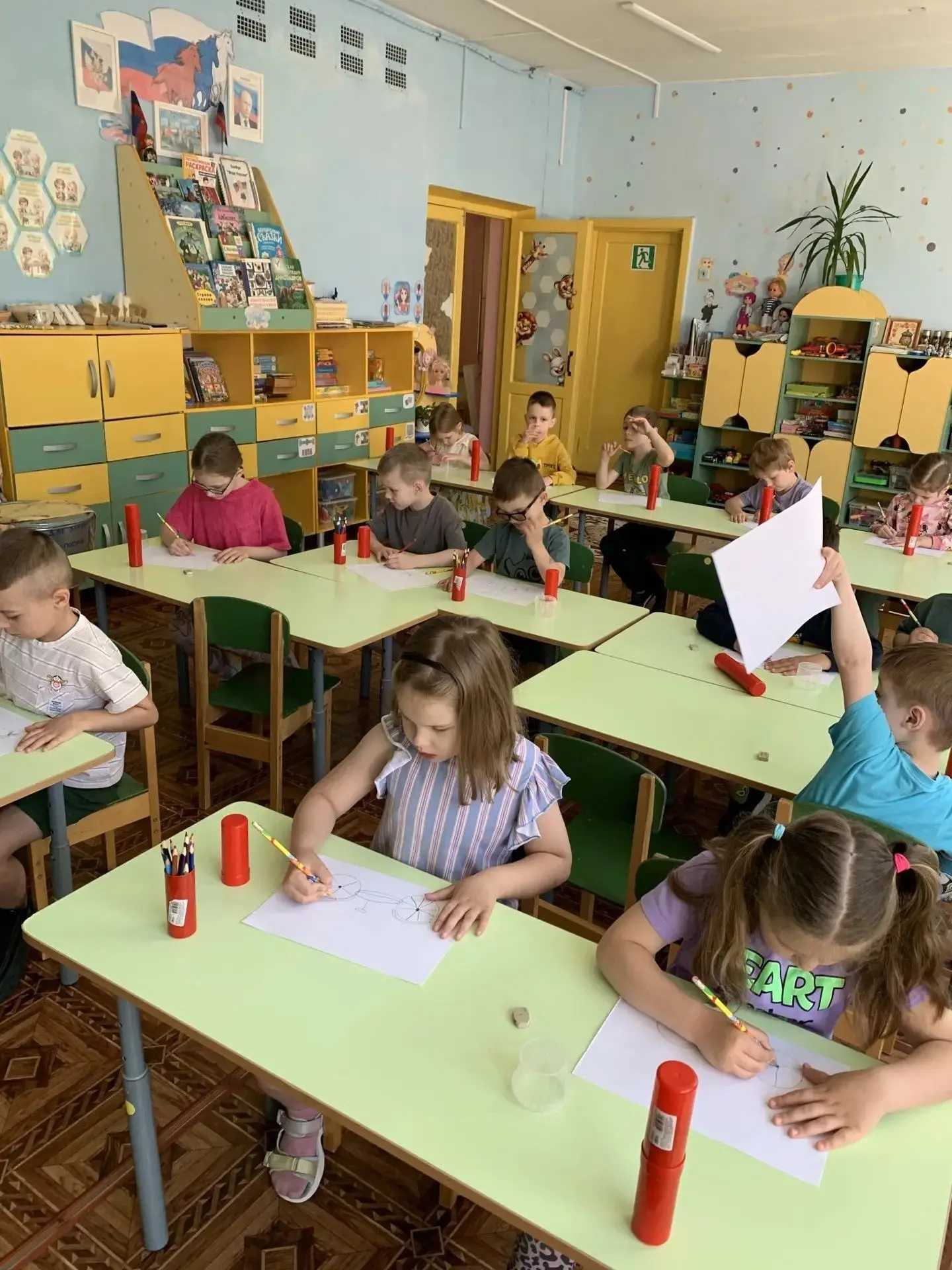 Сегодня Всемирный день велосипеда. Дети старшей и подготовительной группы рисовали свои любимые вело