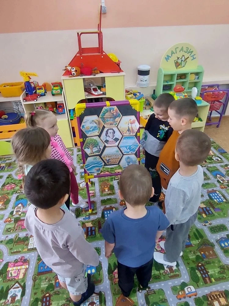 В средней группе "Пчелки" прошел тематический день посвященный Дню русского языка и вел...