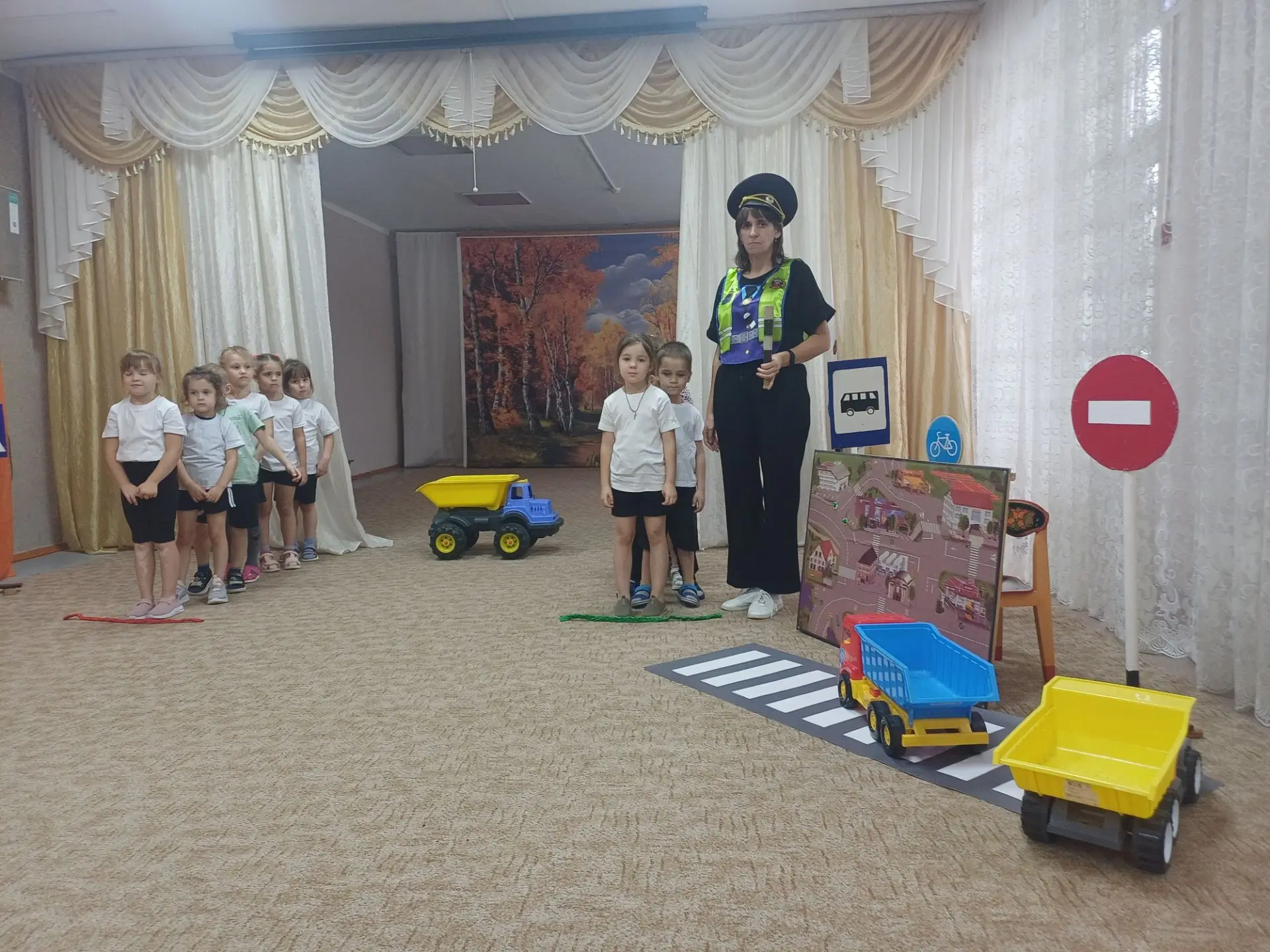 На этой неделе, посвященной безопасности дорожного движения, в нашем детском саду состо...