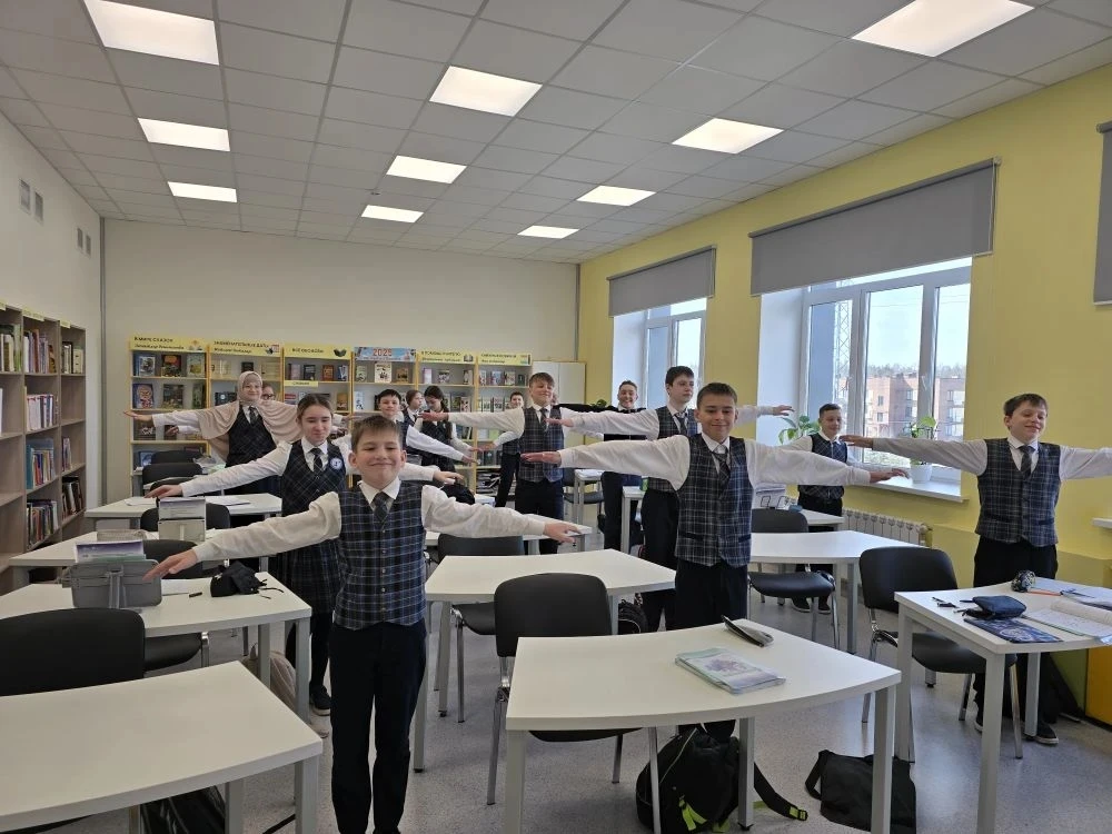 Сегодня в 6 А классе день начался с веселой утренней зарядки💪🏋 Затем был проведен классный час, приу