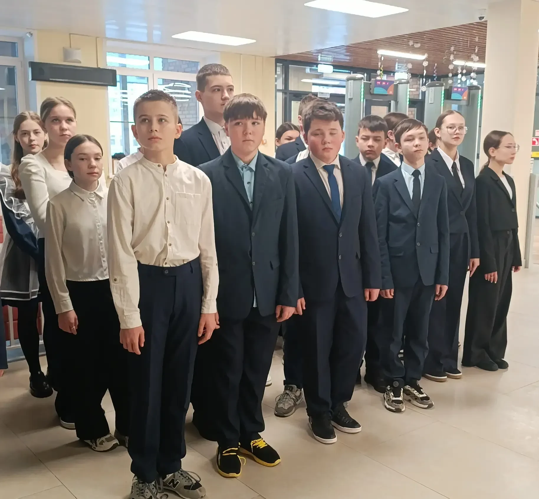 🇷🇺Новая учебная неделя стартовала под флагом России! 🇷🇺 🕗Сегодня в нашей школе прошла торжественная 