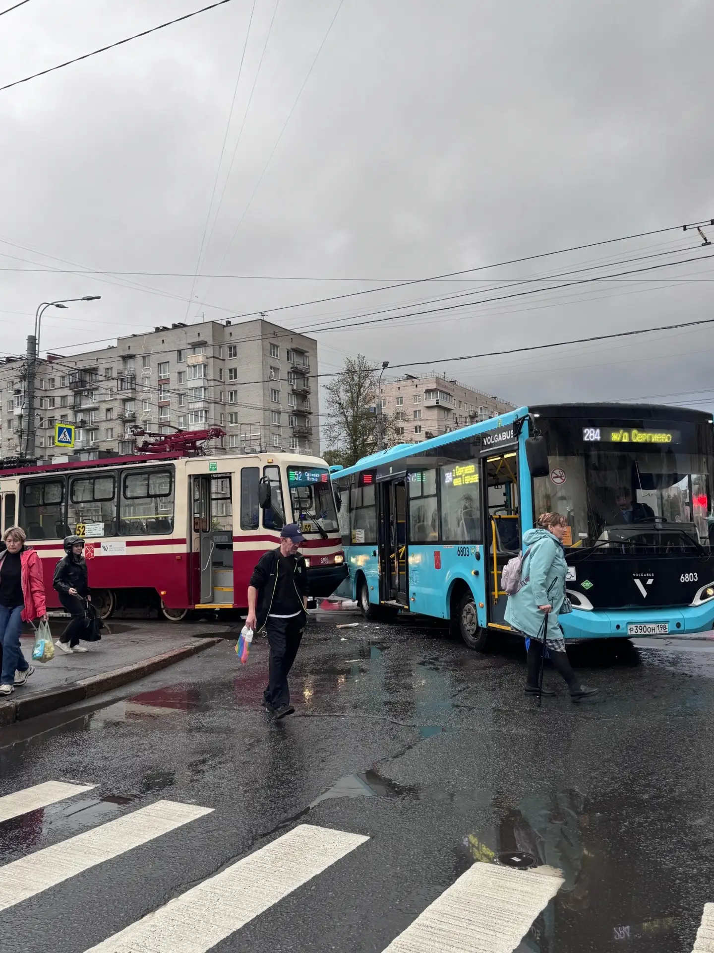 На перекрестке проспекта Ветеранов и улицы Пограничника Гарькавого автобус маршрута 284...