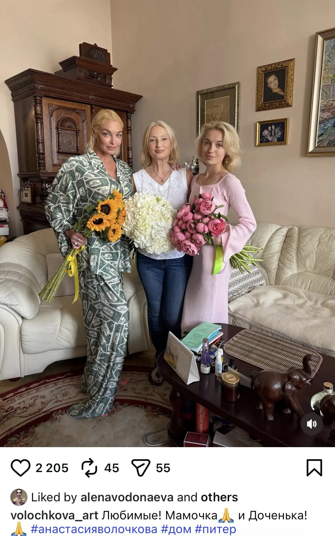 Анастасия Волочкова приехала в Питер и встретилась с мамой и дочкой, про которых совсем недавно гово
