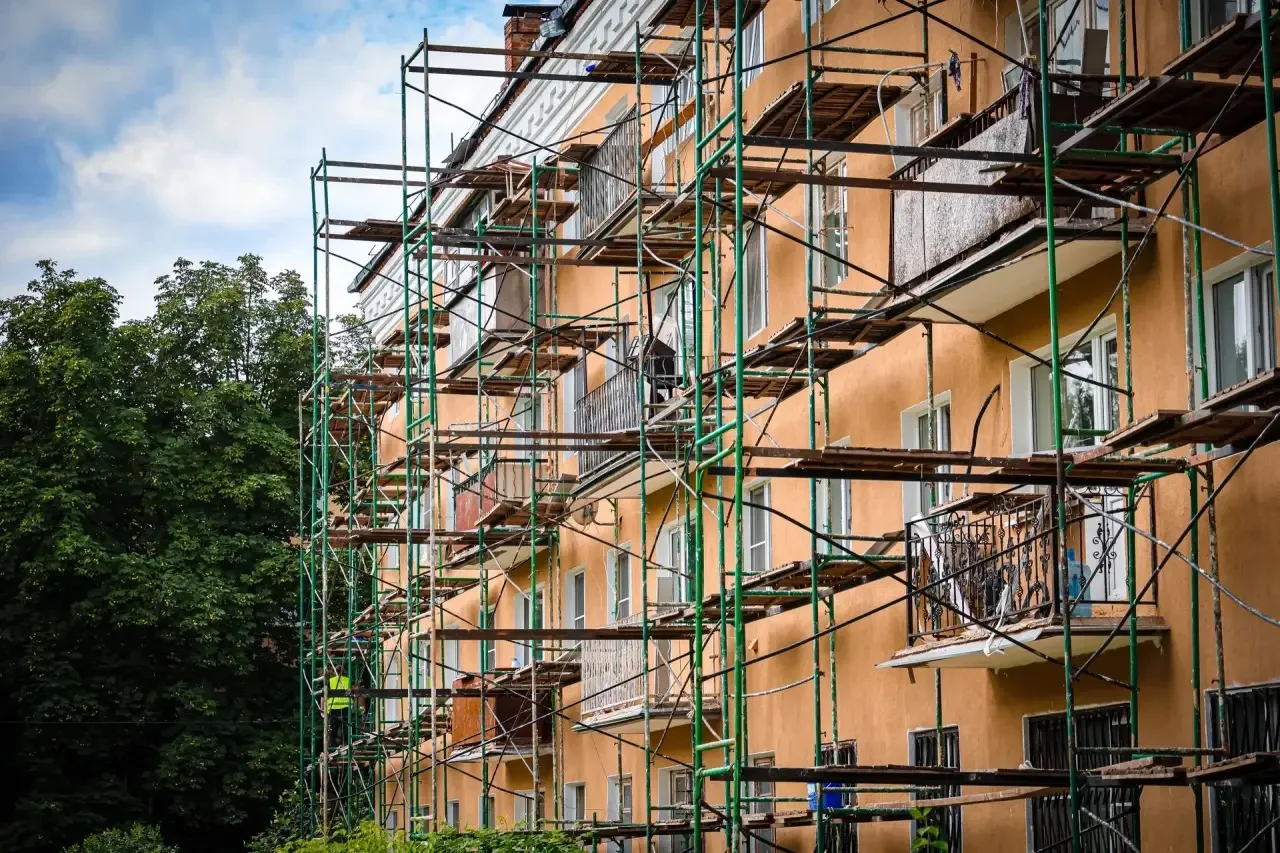 🏡Наш кирпичный фасад приобретает новую жизнь. Продолжаем выполнение работ по капитальн...