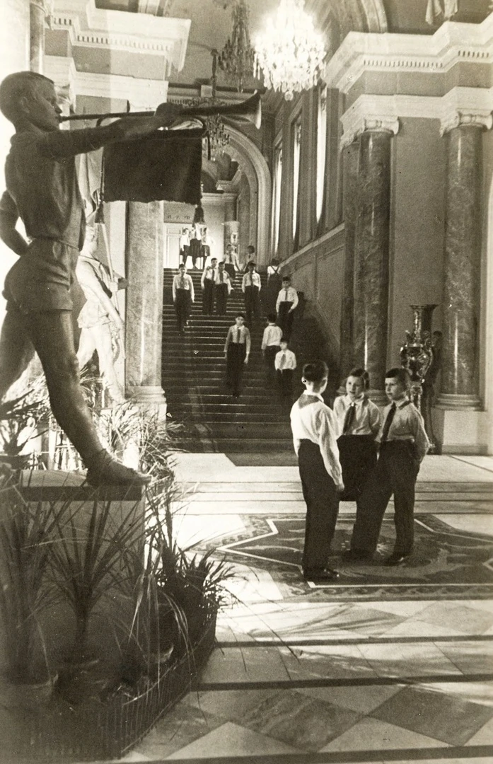 1937.Вестибюль главного корпуса Ленинградского Дворца пионеров.