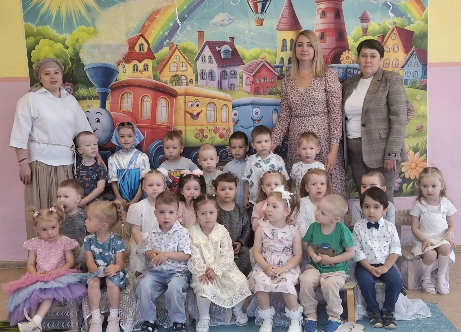🎉 Прощай, любимая ясельная группа!👶➡️
Сегодня особенный день в жизни наших самых маленьких воспита