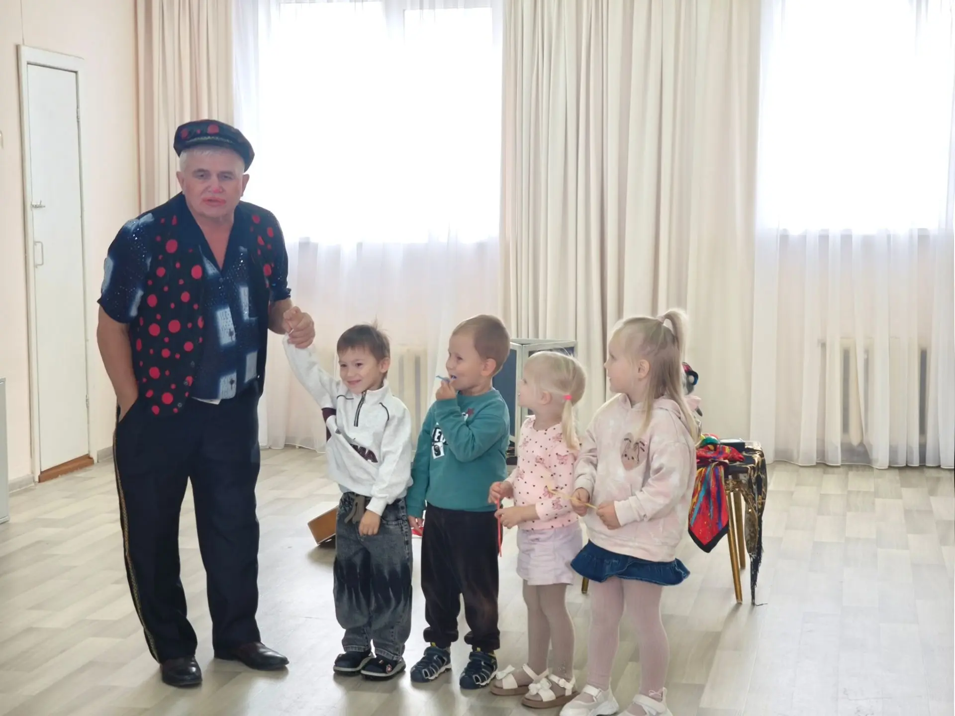 В детском саду состоялось музыкально-цирковое представление "Счастливое детство'. В рол...