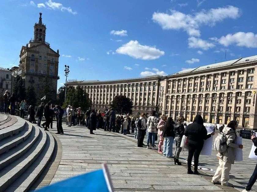 🕊️🇺🇦📢 Жители Киева вышли на площадь Независимости на акцию протеста с требованием с...