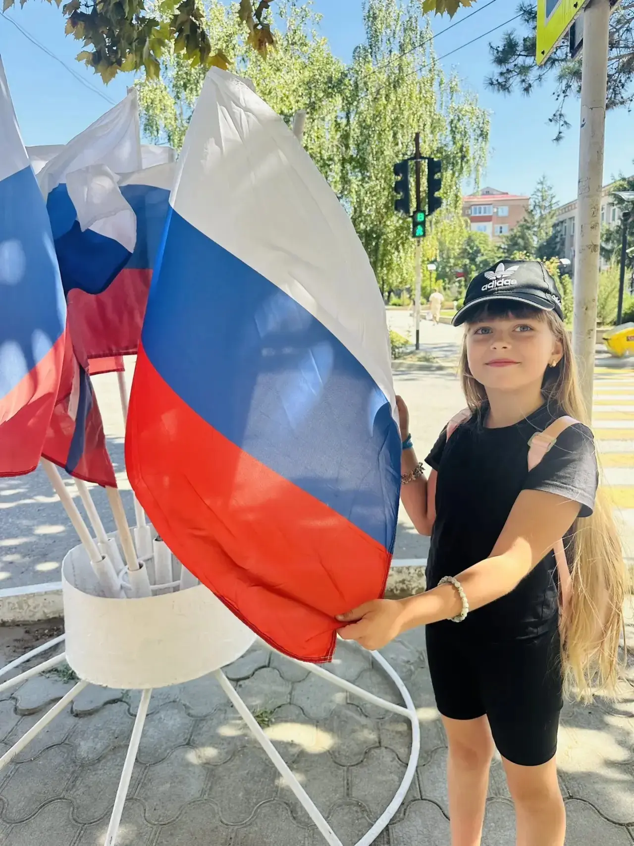 Зильбернагель Лиля, ученица 2А класса принимает участие в акции «Символ народа»