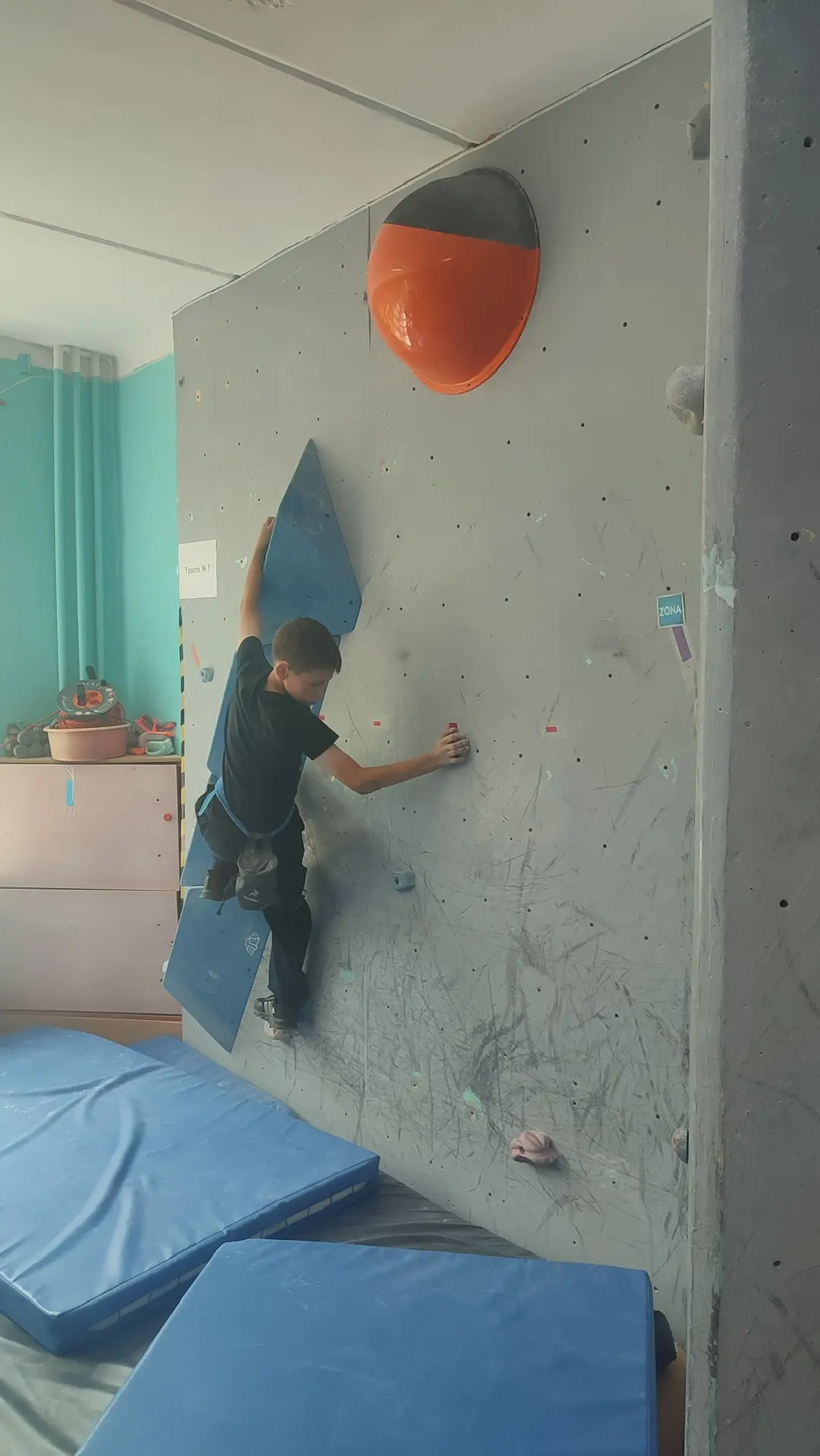 🧗‍♂️ Вверх или вниз? Как спелеологи покоряли скалодром! 

В Центре туризма состоялось первенство по