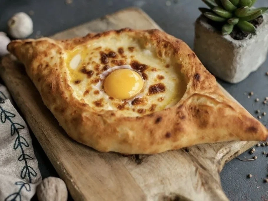 Хачапури по-аджарски — сырная лодочка с яйцом и маслом 🥖🧀🇬🇪

Самое фотогеничное грузинское блюдо