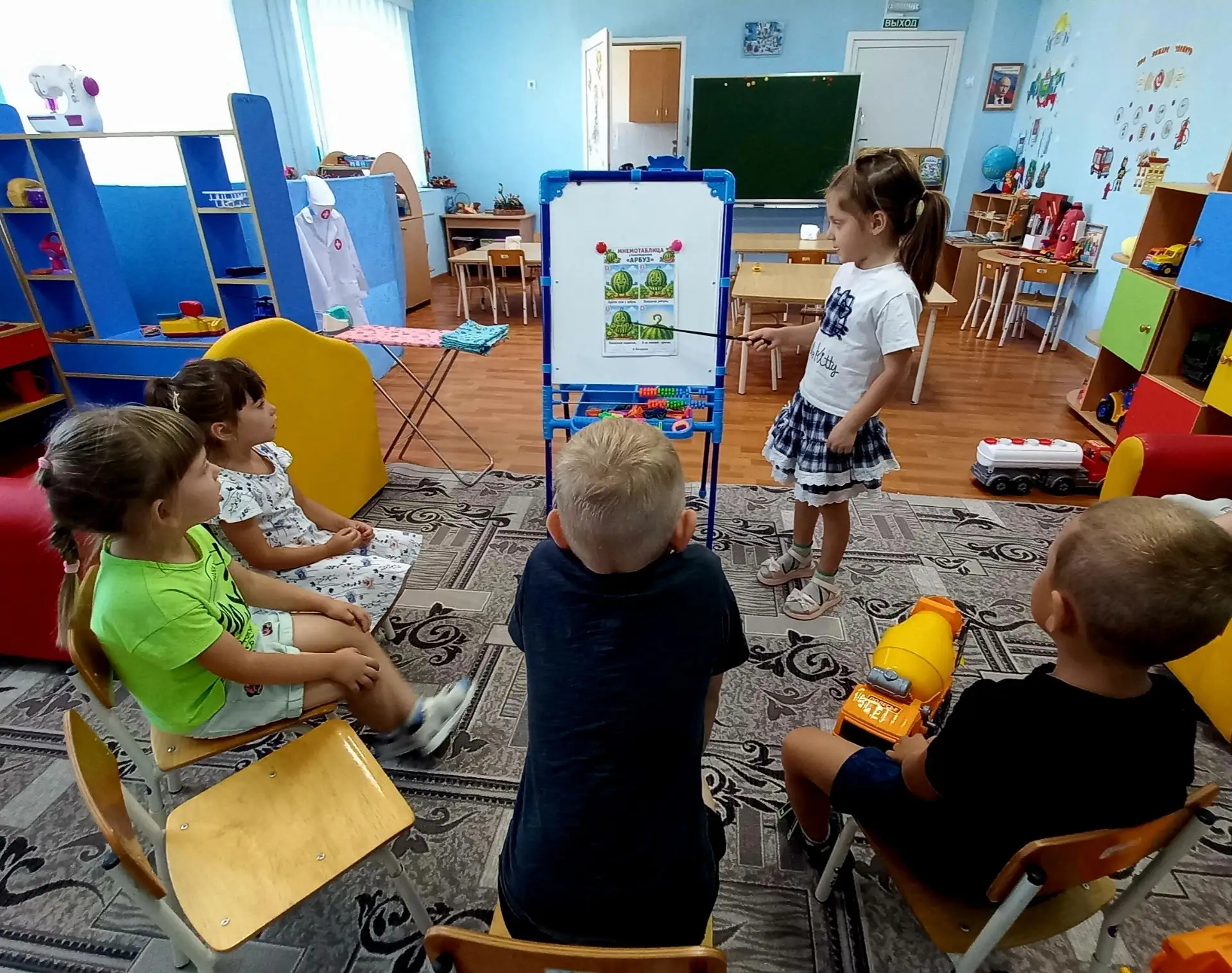 🌞 Даже летом не теряем времени даром — учим стихи по мнемотаблицам!  📚✨