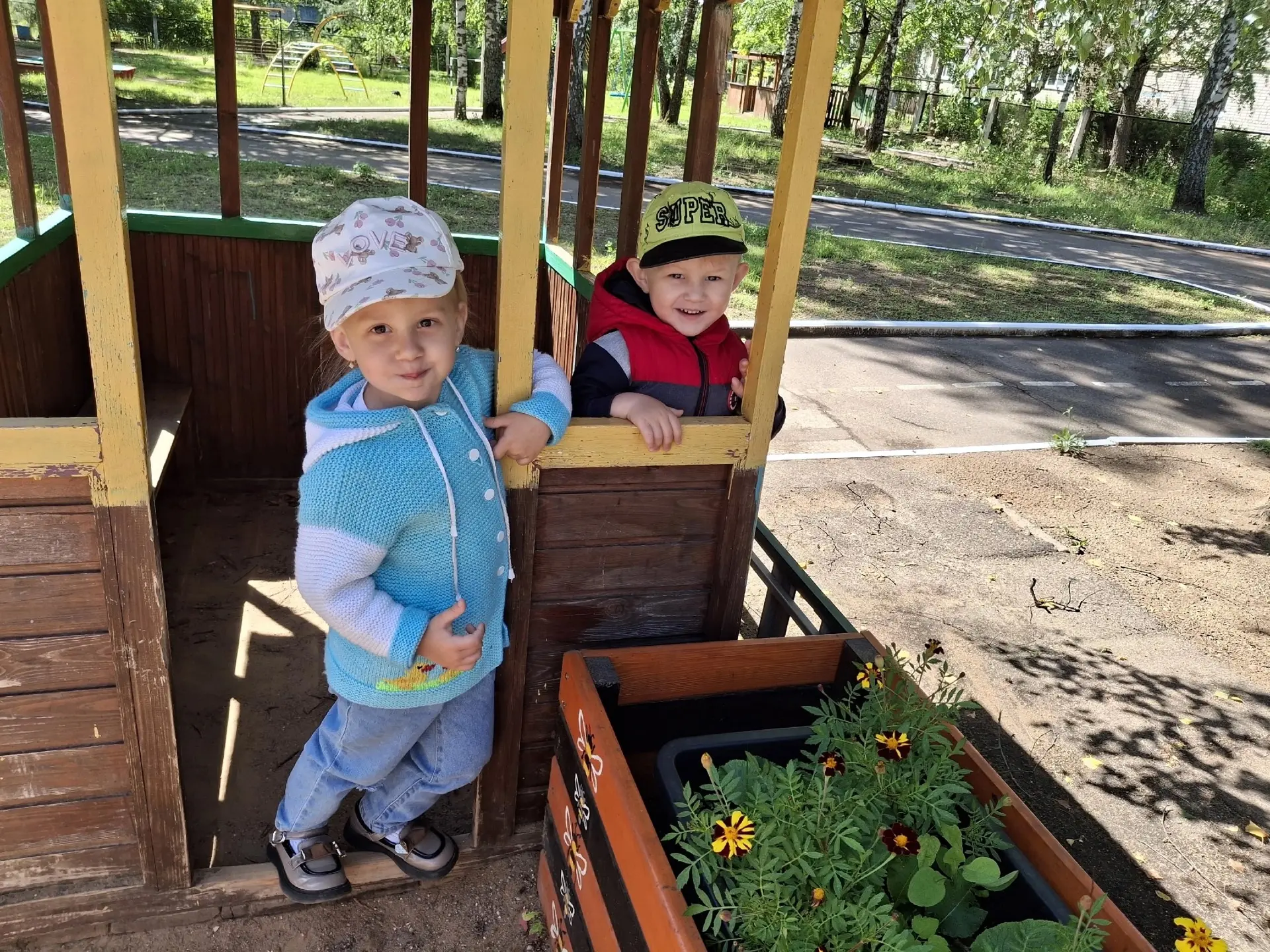 Прогулка в детском саду-это  всегда  веселье и радость!😊
Наши воспитанники с нетерпением ждут  кажд