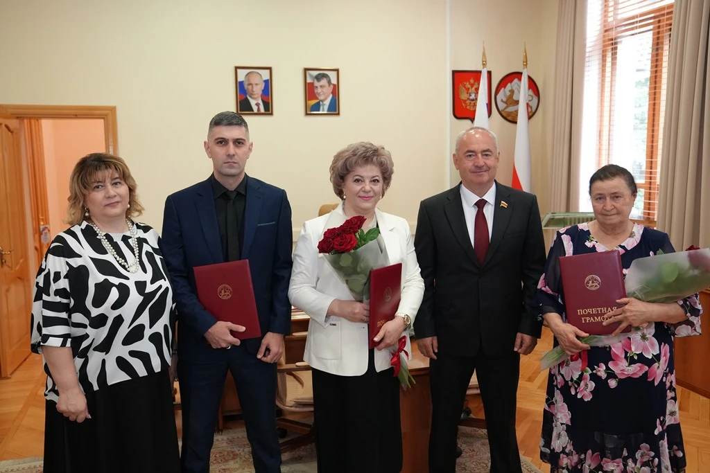 В знак признательности за самоотверженный труд и в честь Дня медицинского работника Председатель Пар