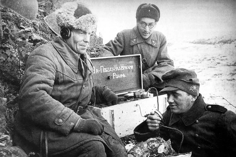 Сдавшийся немецкий ефрейтор Рудольф Зульцер обращается по радио к солдатам вермахта с предложением с