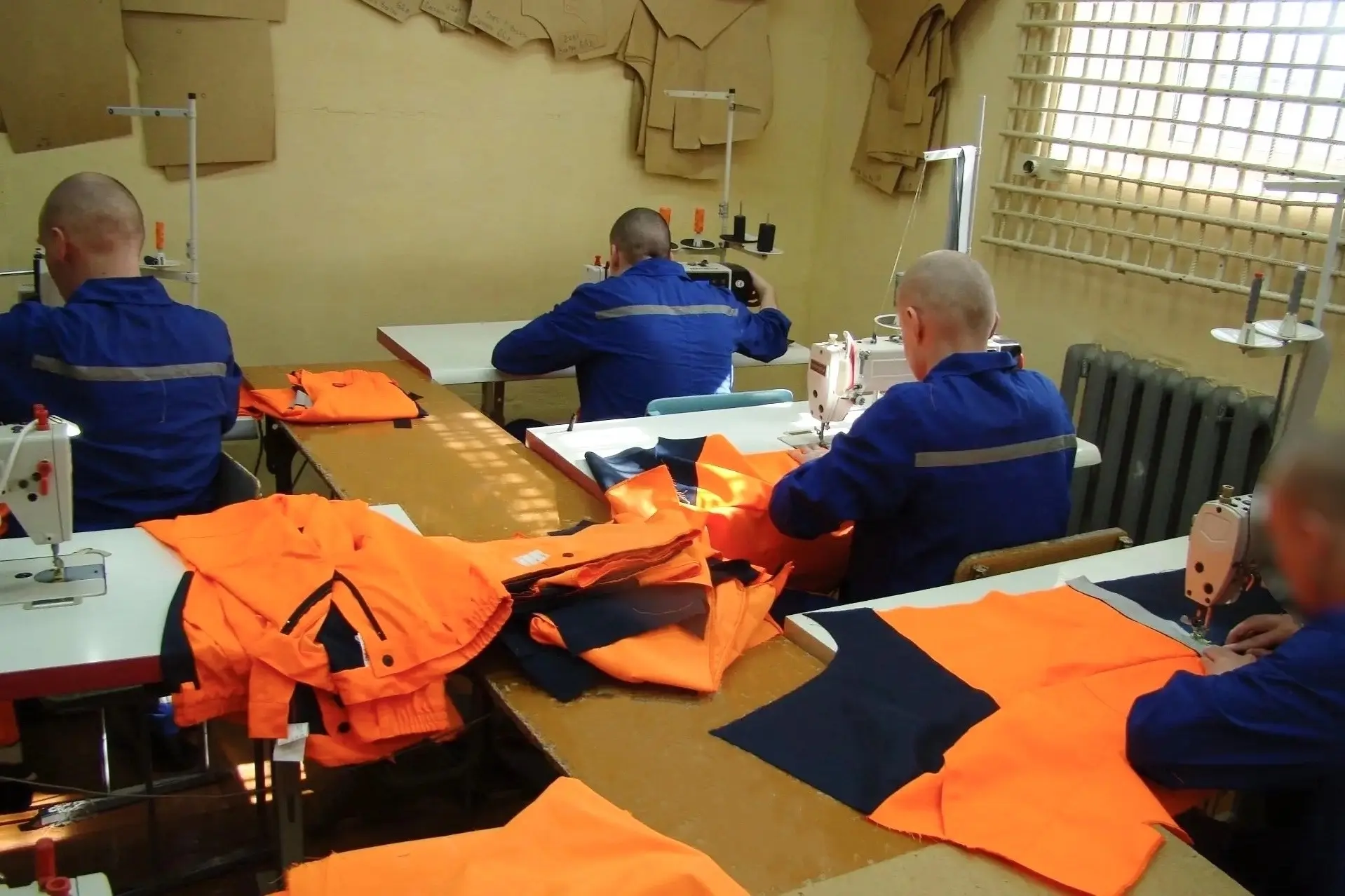 В димитровградской тюрьме шьют спецкостюмы на 1,8 млн рублей 🧵