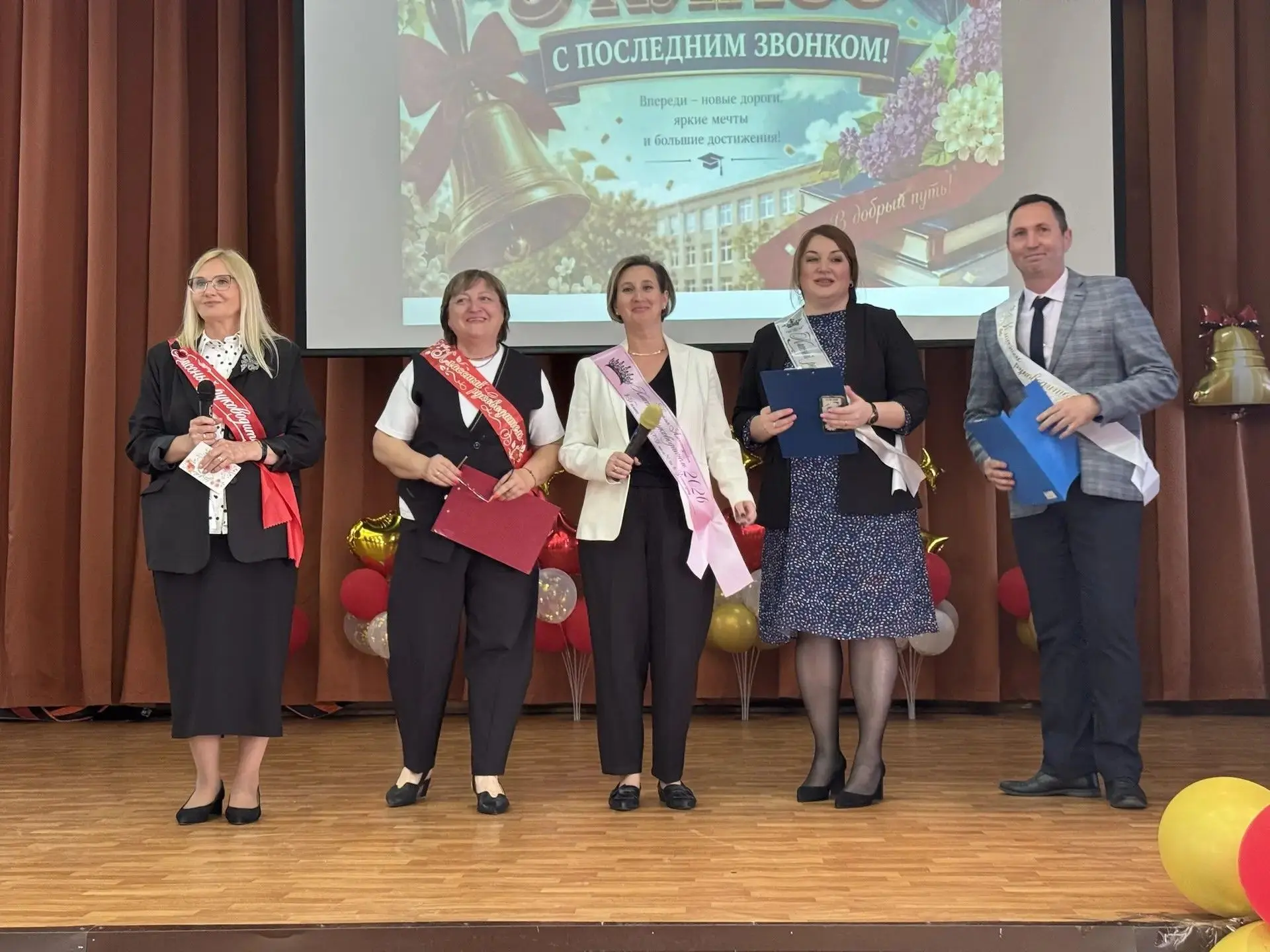 🔔Вот и прозвенел последний звонок для наших 9-классников!  Сегодня для ребят завершился важный этап 
