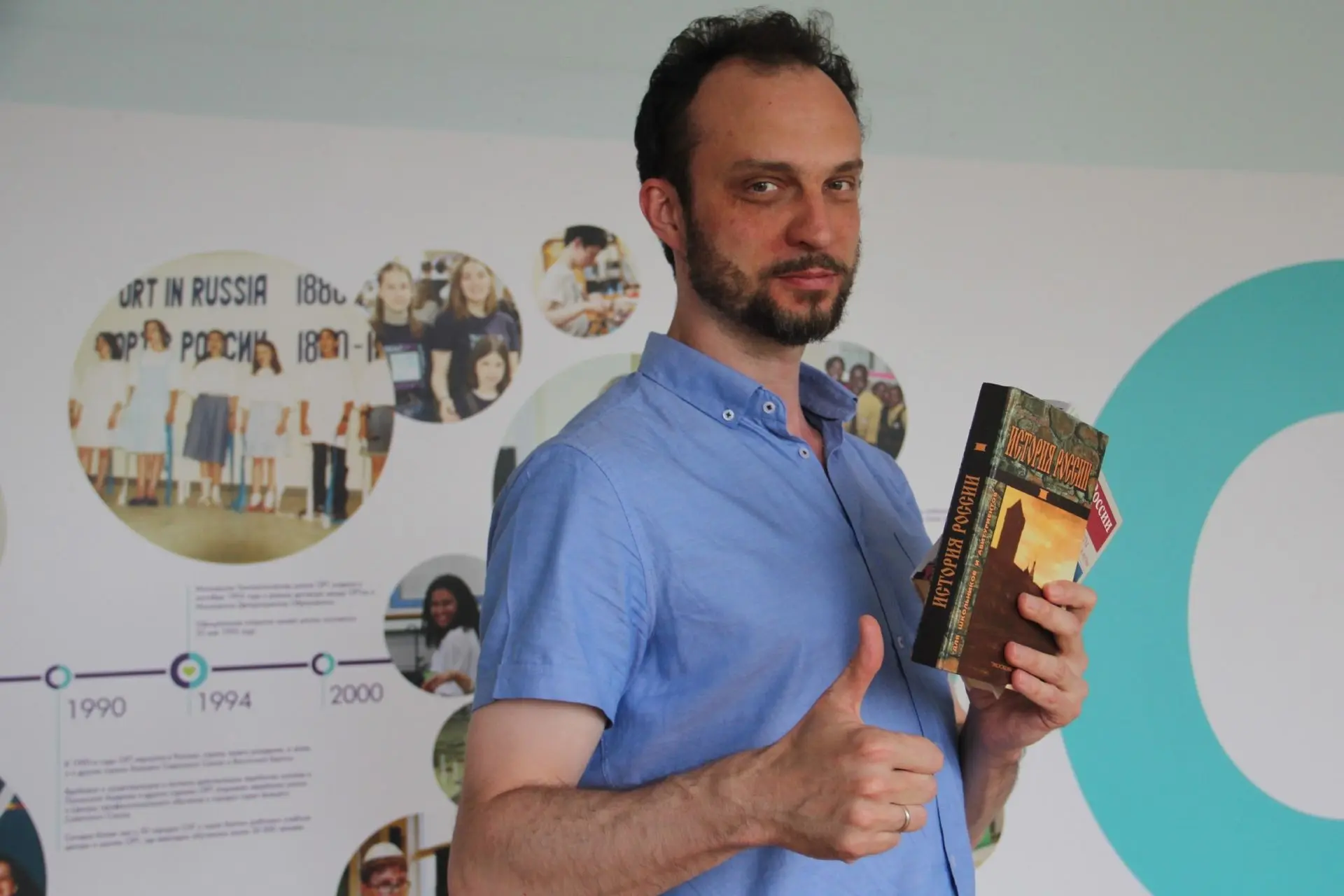 ️🤩 Юрий Леонидович, заместитель директора, врывается в рубрику «Что читать летом» и говорит: рекоме