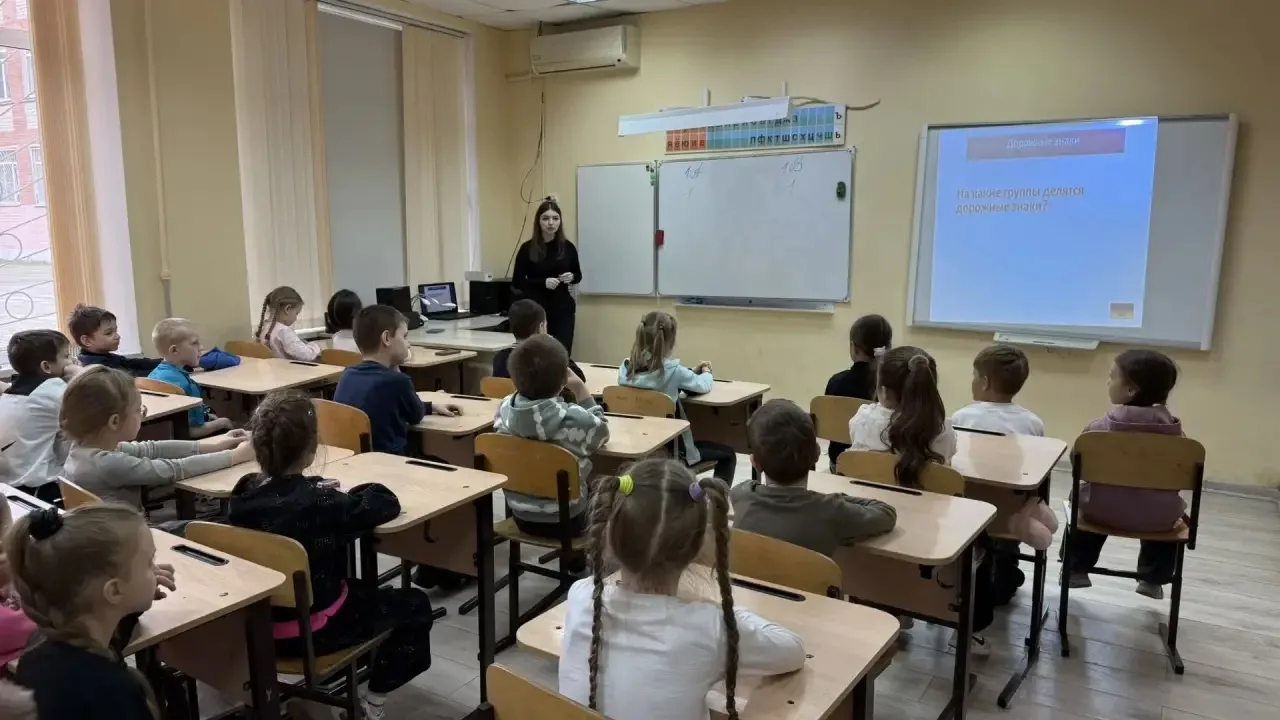 В целях профилактики детского дорожно-транспортного травматизма для учеников 1 «А» и 1 «В» классов б