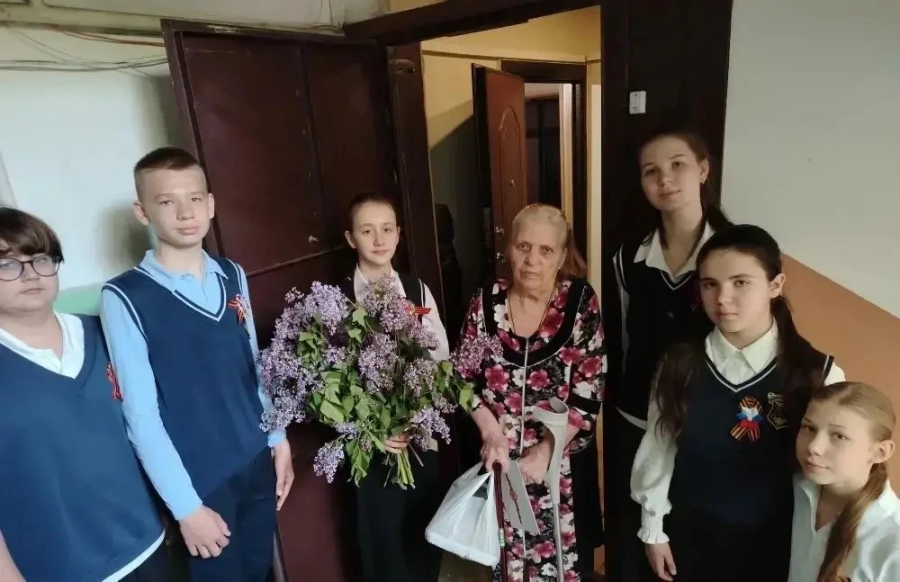 В канун празднования 9 мая учащиеся 1г, 3в, 6 а, 7 а классов встретились с ветеранами  Великой Отече