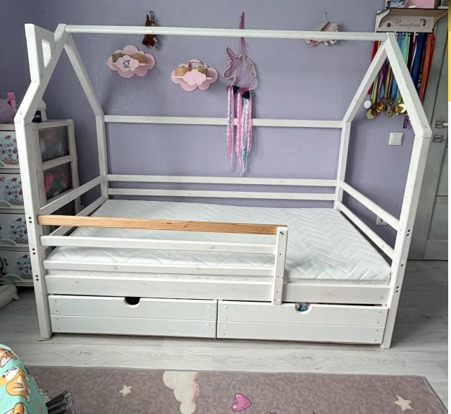 Продам кровать с матрасом (160 на 80 )-3000
Комод(113 на 45 )-2000
Стол алфавит бесплатно
Самовывоз 
