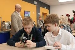 В рамках экскурсии «В гости к соседям» к нам в школу пришли уважаемые жительницы города. Для них реб