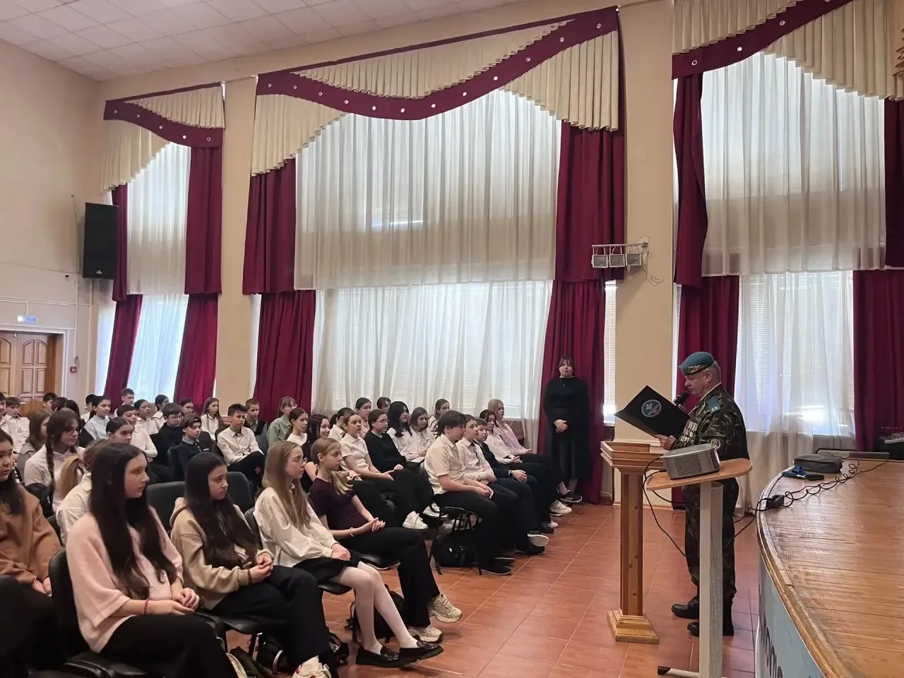 🎓 Урок Мужества: когда сердце бьётся чаще,а в душе — гордость  Сегодня в нашей школе случилось что‑т