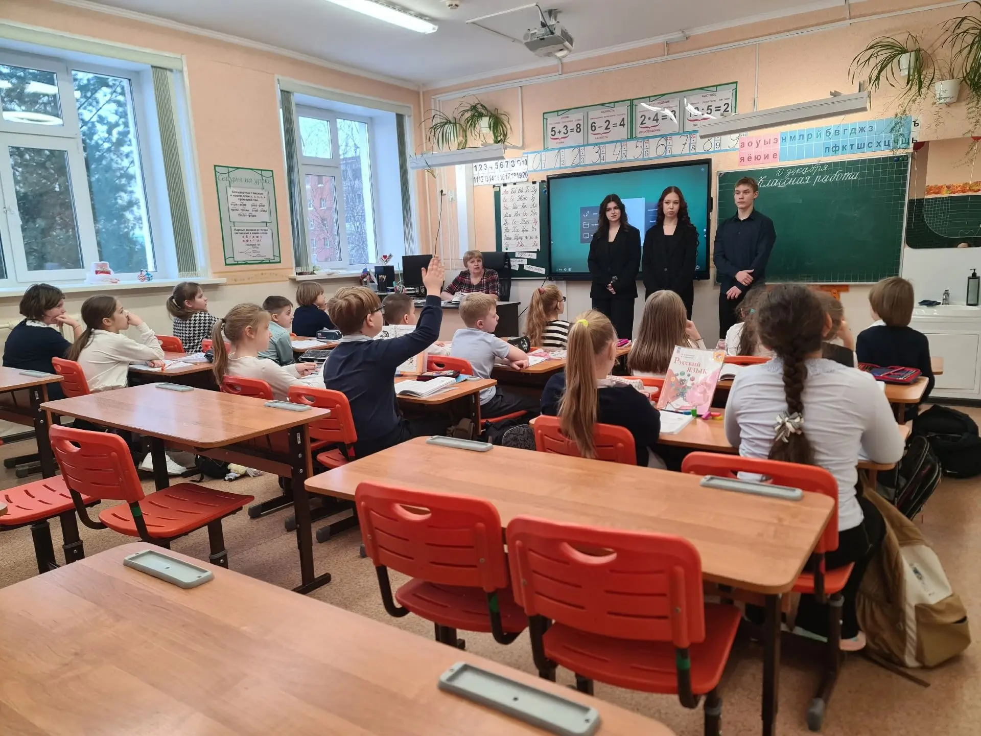 Наши правовые волонтери и ребята-участники проекта "Здоровый класс" встретились с младшими школьника