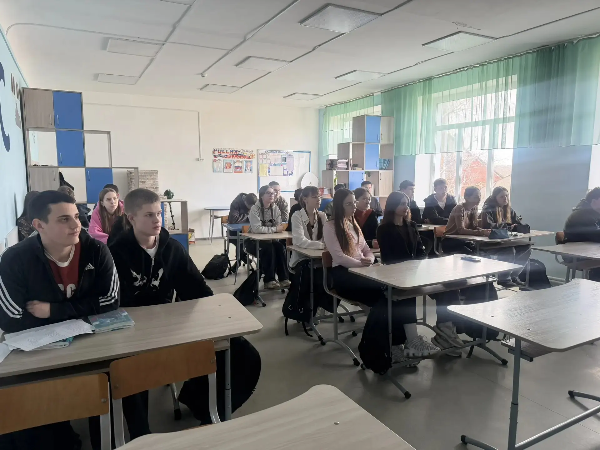 🔊В МКОУ СОШ №1 продолжается изучение видеоматериала в рамках пилотного проекта «Правовая интуиция». 