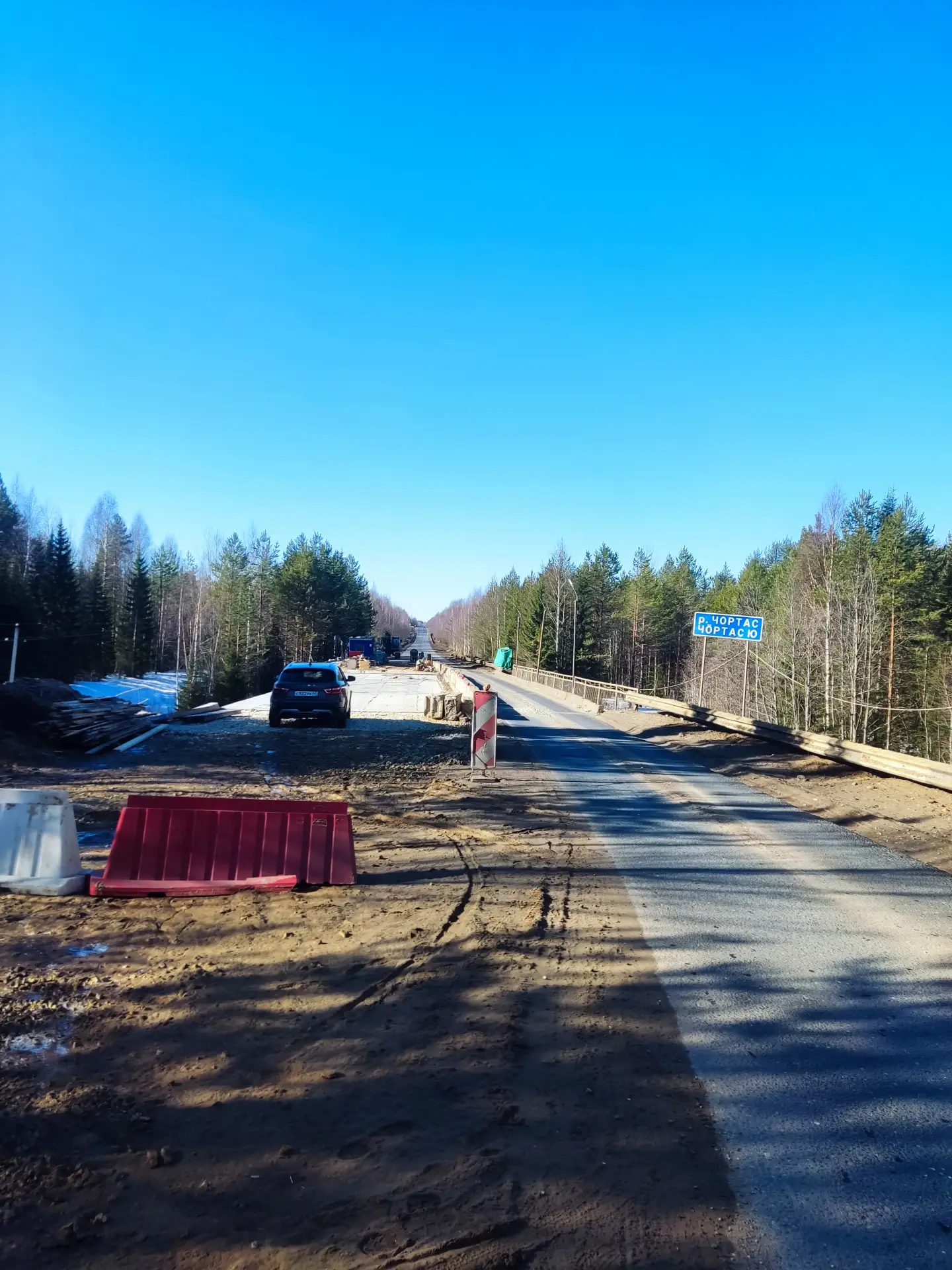 Продолжаются работы по ремонту моста через реку Чортас.  Подрядчик выполняет работы на правой полови