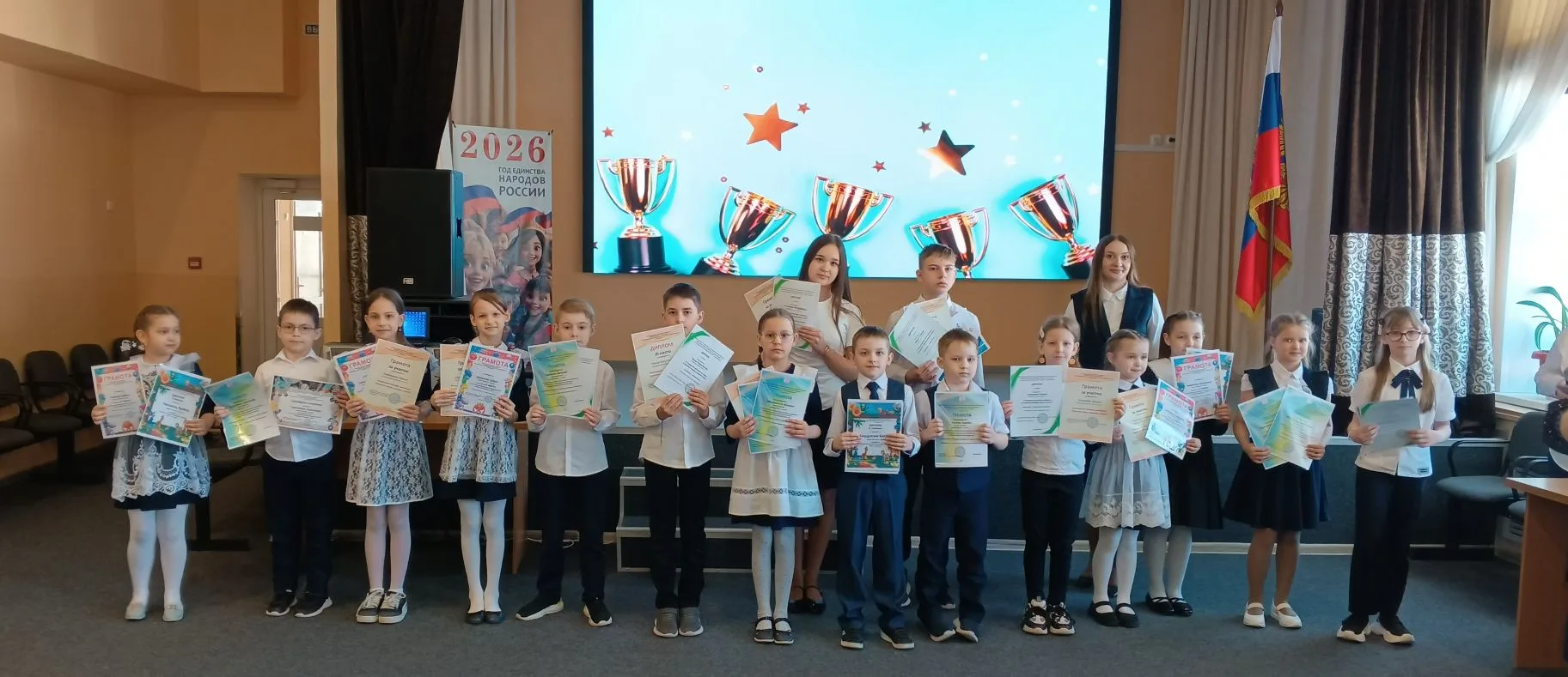 🏆 НАГРАЖДЕНИЕ В МАОУ СОШ №5  Сегодня в школе прошла торжественная церемония награждения.  За высокие