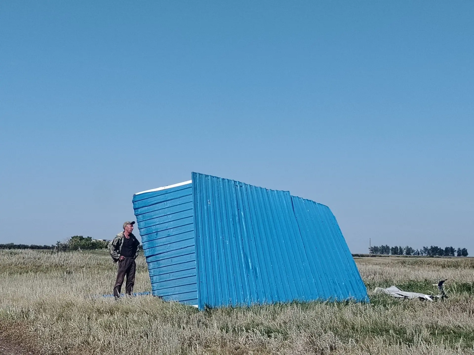Сегодня восстановили автобусную остановку в а. Тумба, которая была разрушена штормовым ...