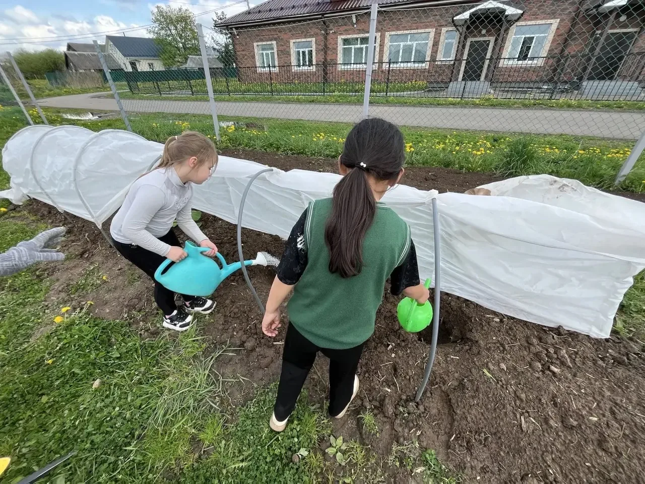 🌾 Огородные чудеса в Марковской школе! 🌾  Ученики 1‑го и 3‑го классов взялись за лопаты — и вуаля! ✨