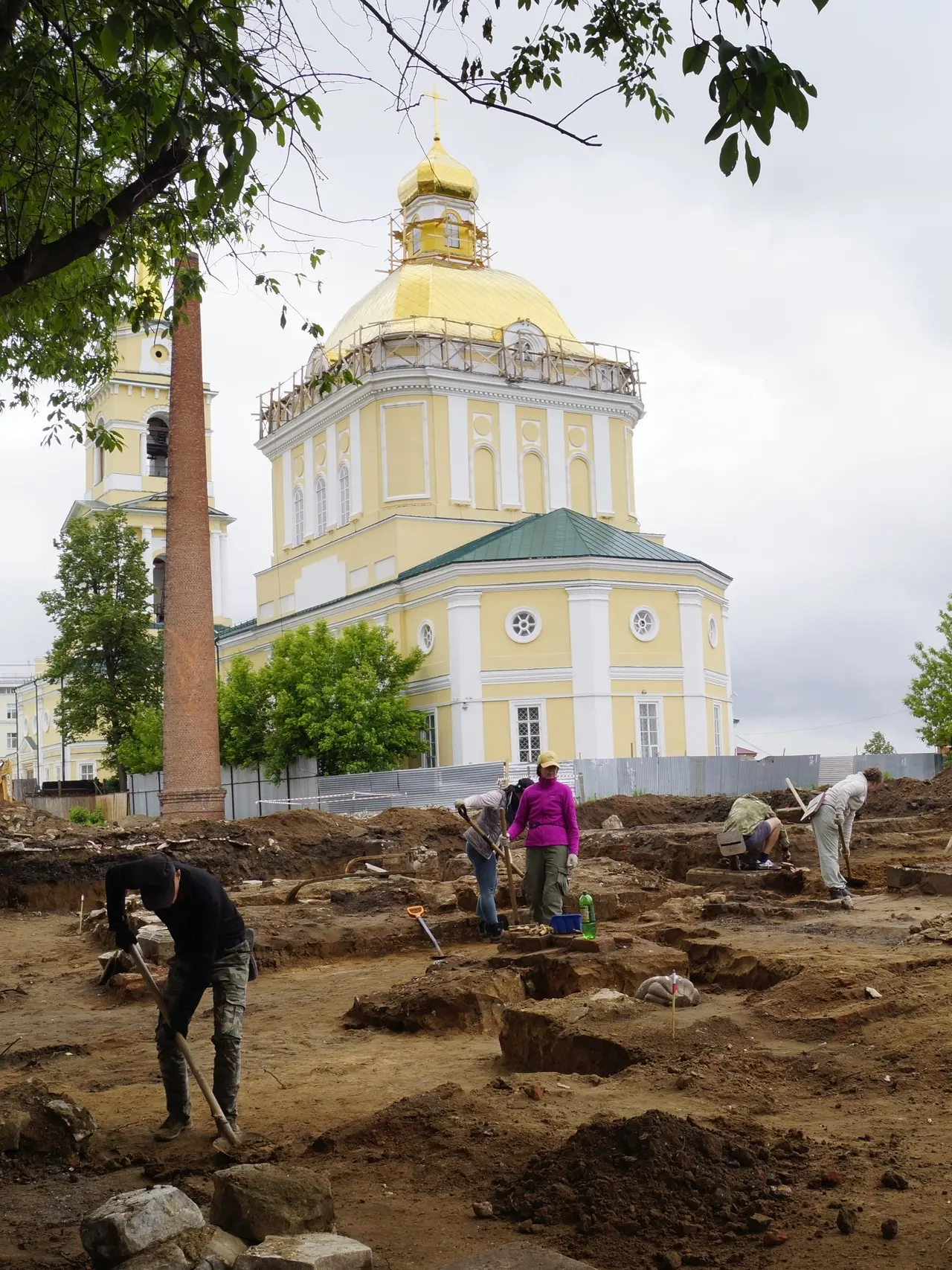 Камская археологическая экспедиция показала найденные на месте старинного некрополя надгробия и их ч