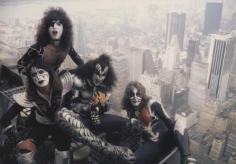 Kiss на вершине Эмпайр-стейт-билдинг (24 июня 1976 года).

Фотограф Барри Уайт вспоминал, что Эйс Фр