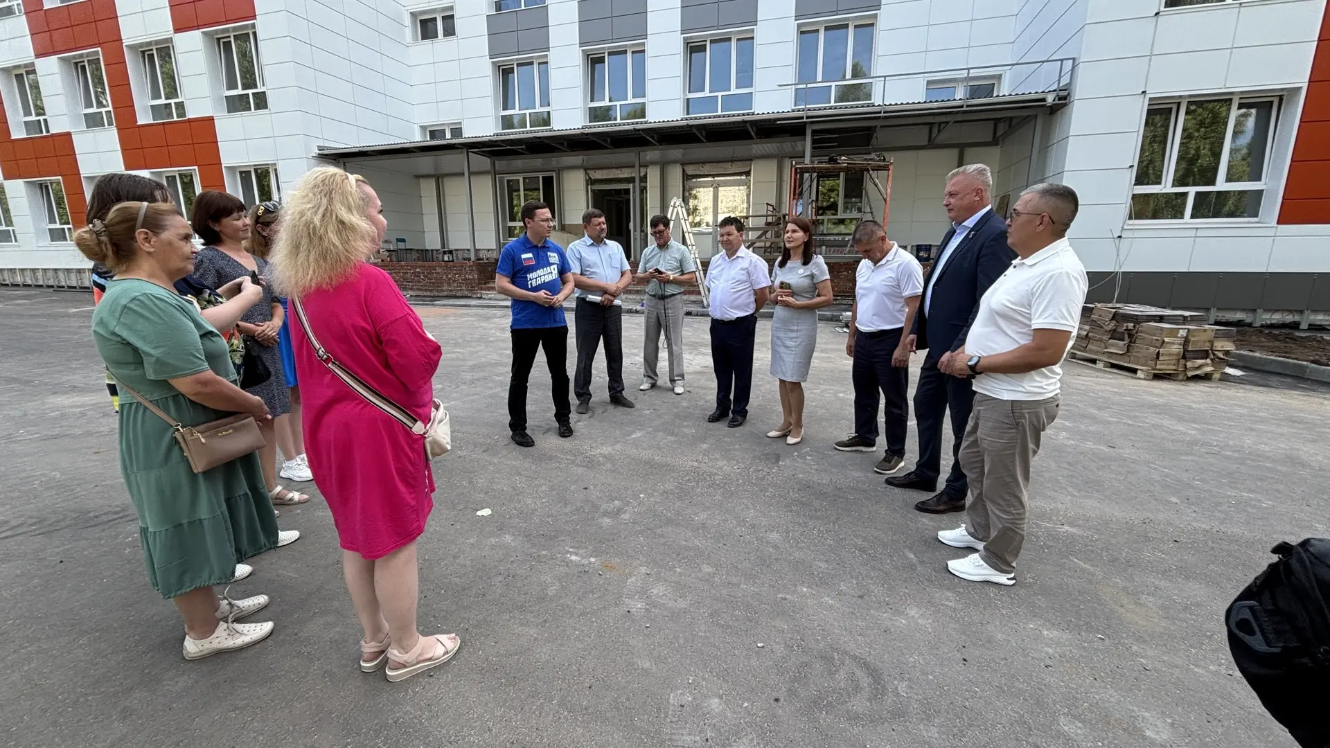 Сегодня у нас в школе — настоящий день открытых дверей!🔨🏫

В гости к нам заглянули первые лица рес