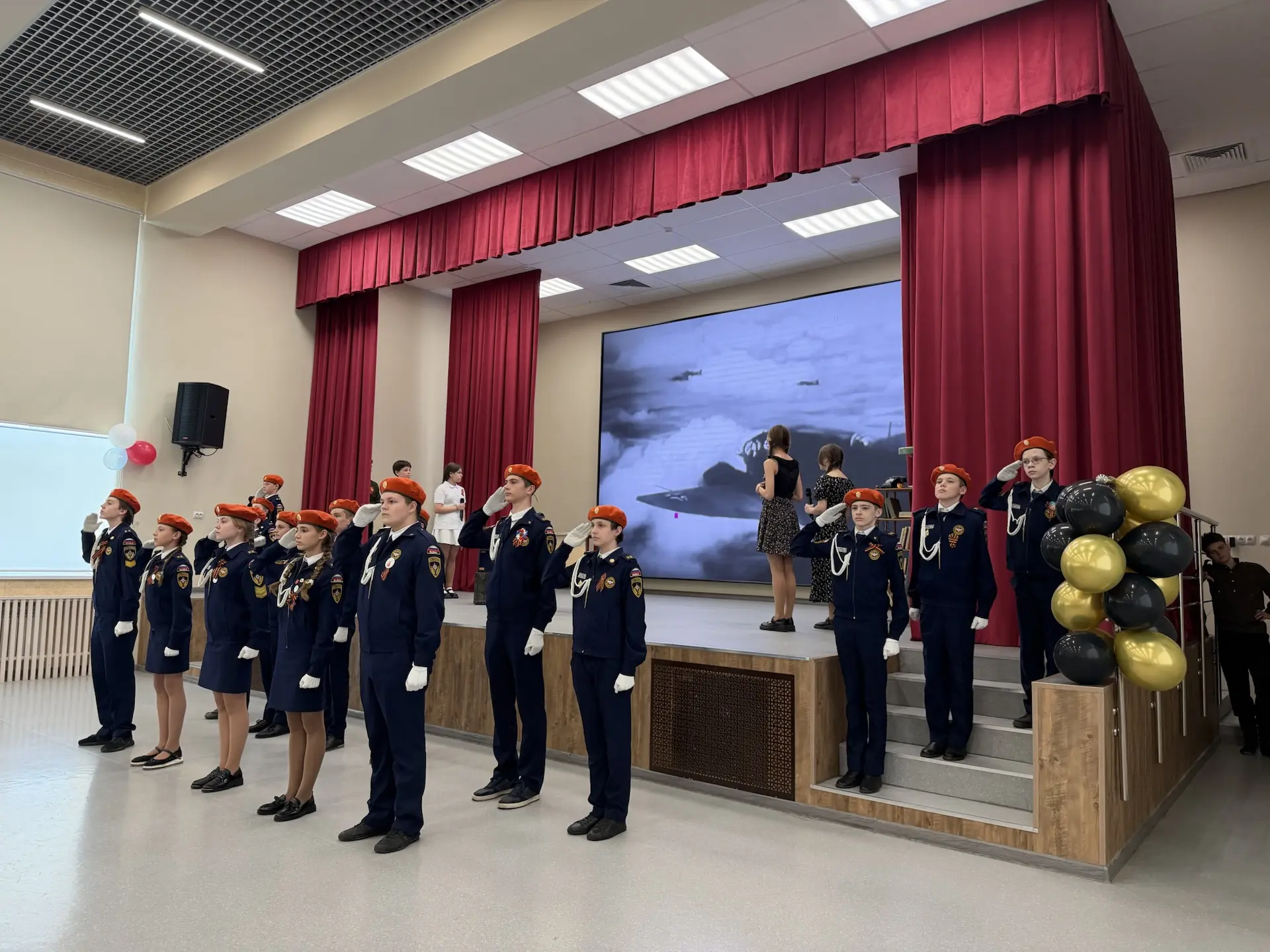 🌸Сегодня в нашей школе прошёл праздничный концерт, посвящённый Дню Победы!  На одной сцене объединил