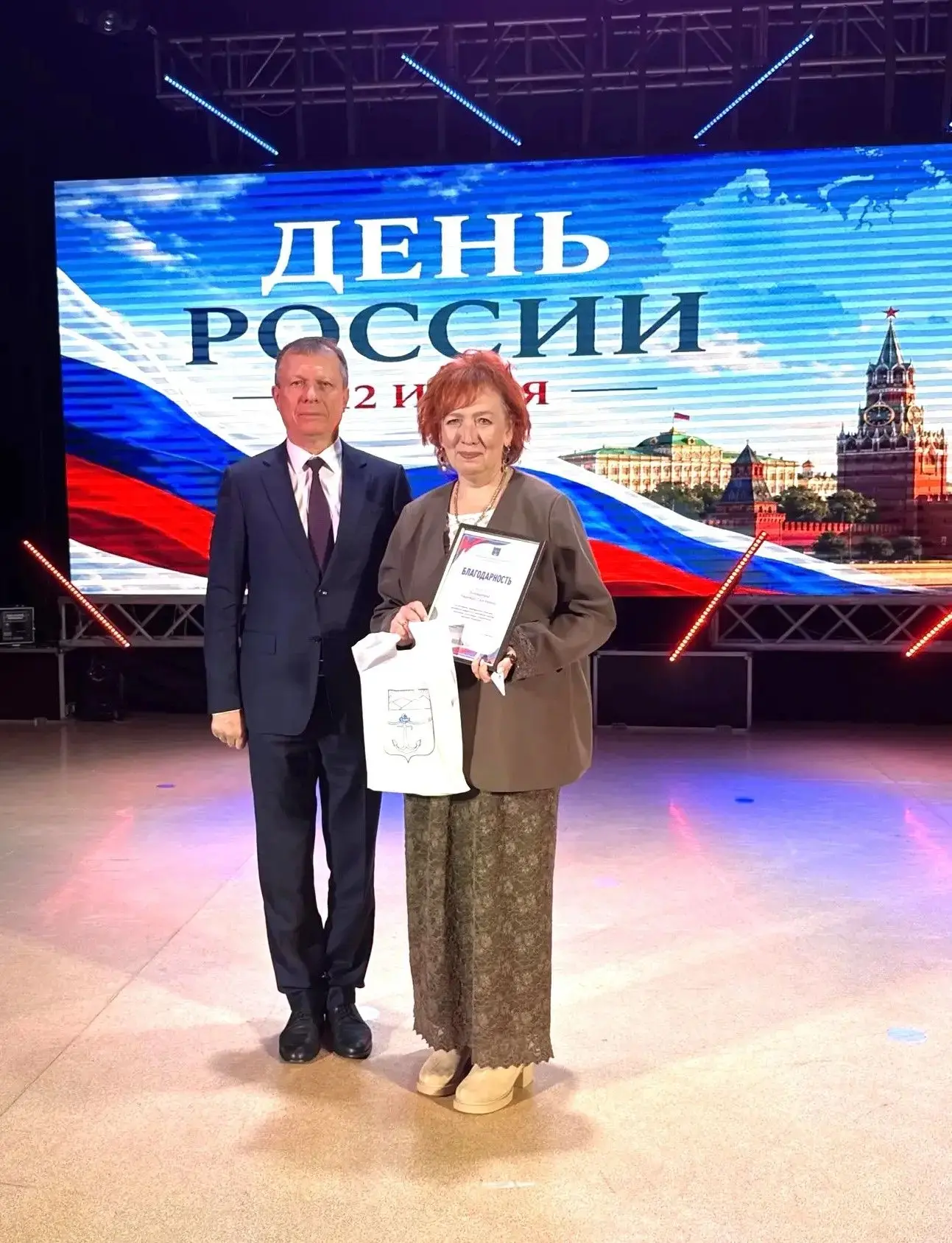 На большой сцене ЦДК прошел праздничный концерт, посвященный Дню России, «Я люблю тебя, Россия!». Во