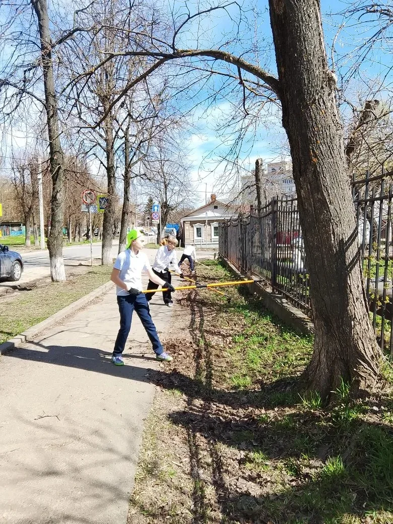 Продолжаем делать территорию гимназии чище и красивее! 6-7 классы вышли на субботник, убрали мусор и